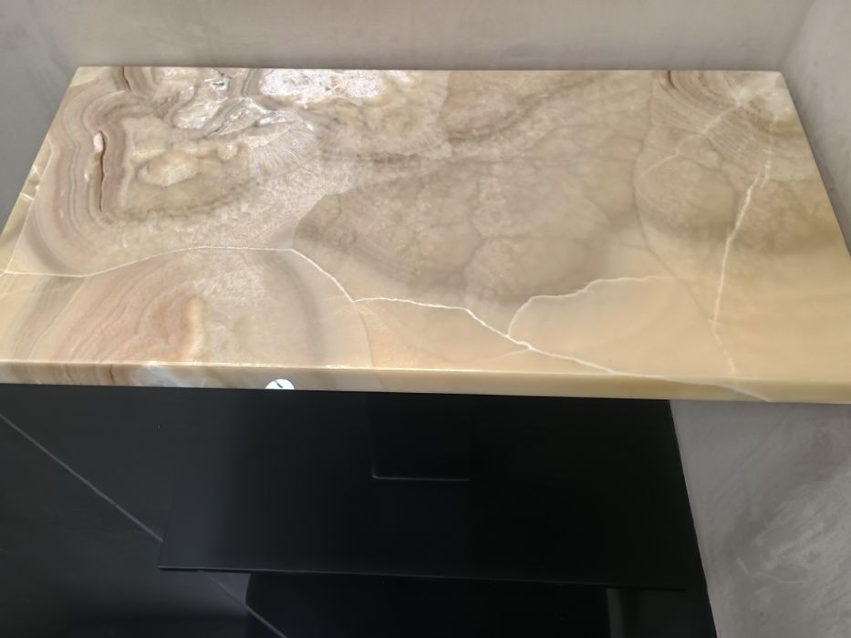 Поръчкови метални  масички с плот от ОНИКС