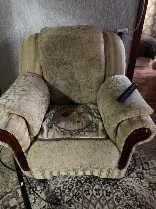 Продам два кресла и диван