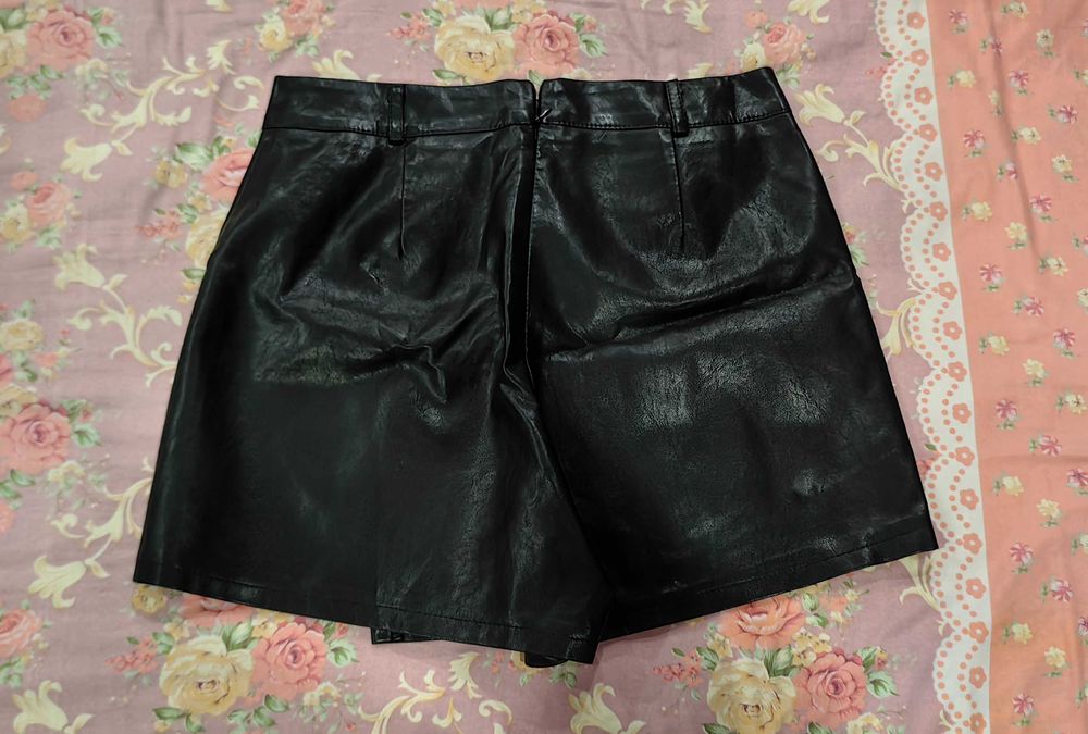 Продаются новые кожанные шорты-юбка