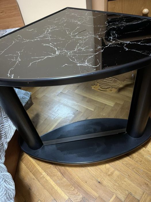 Ъглов ТВ шкаф – черен с мраморен плот
