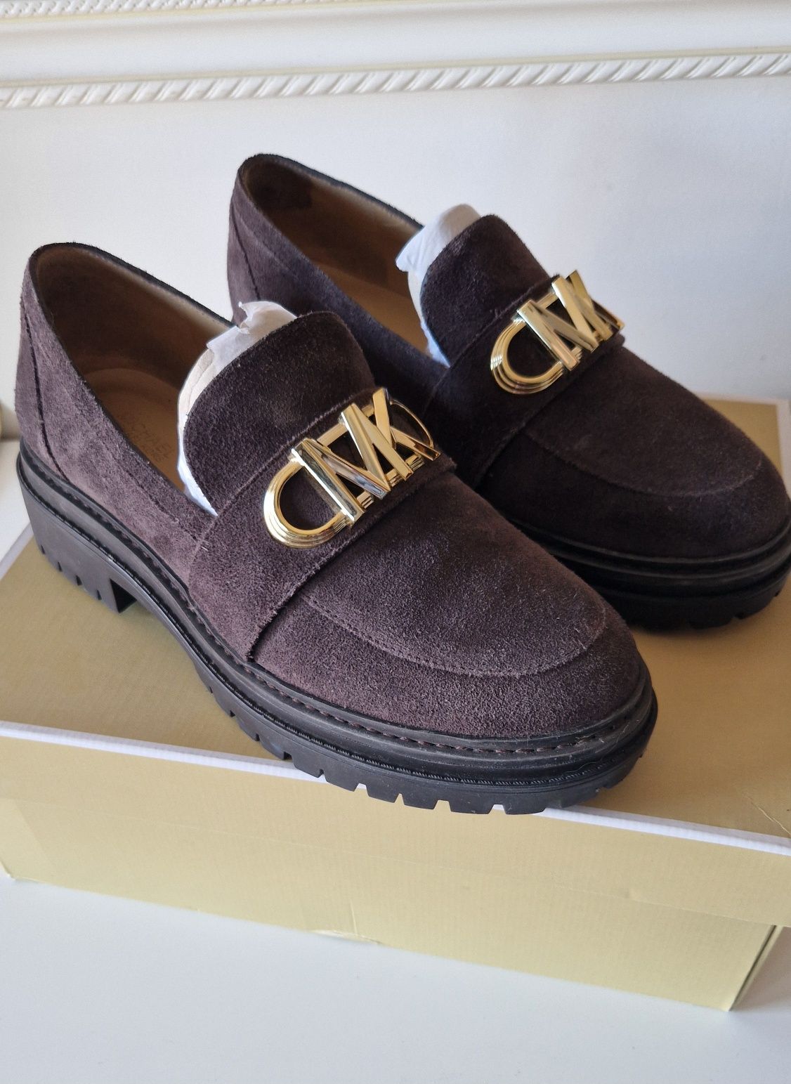 Велурени обувки Michael Kors в кафяво
