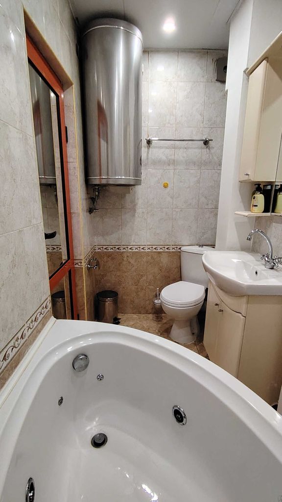 Дава се под наем Тристаен апартамент в Пазарджик, Център - 100 кв.м за 357 € - Снимка #12