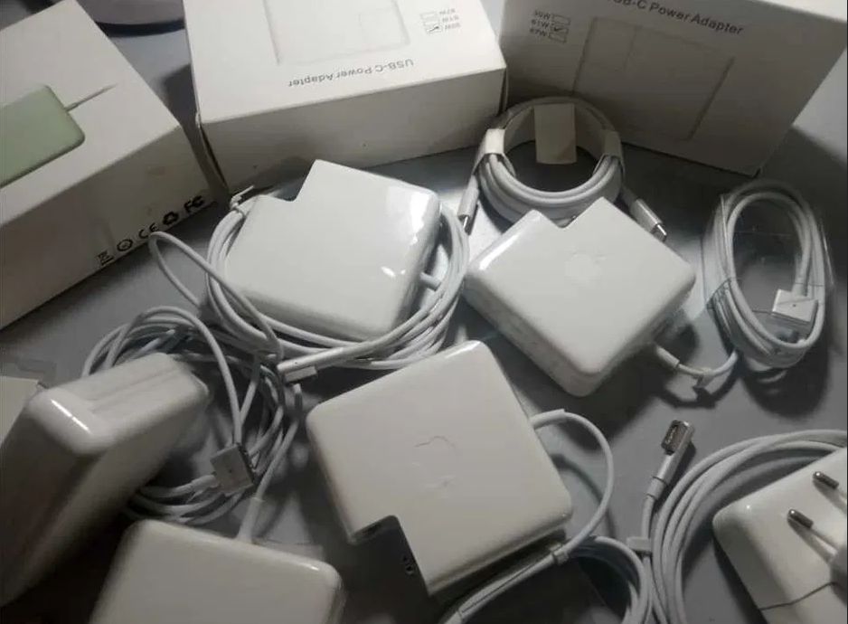 на MacBook 85W - зарядка, блок питания