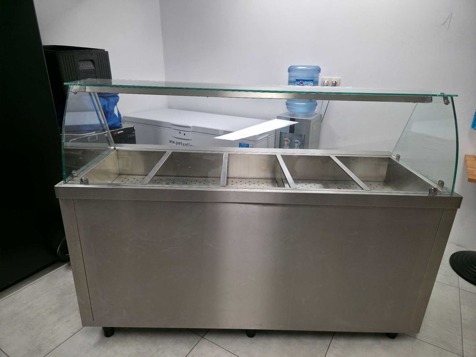 Топла витрина за храна с място за съхранение