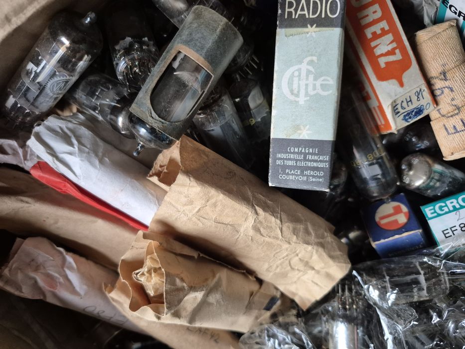 Vând Lot 150-200 Lampi,pentru radio din anii 1940-1970 o cutie full