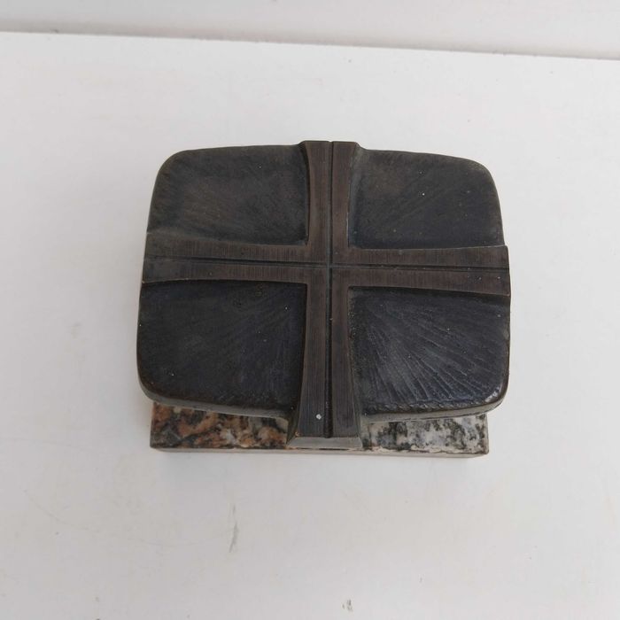 НАЙ ДОБРАТА ОФЕРТА Стар немски съд за светена вода , метал и мрамор