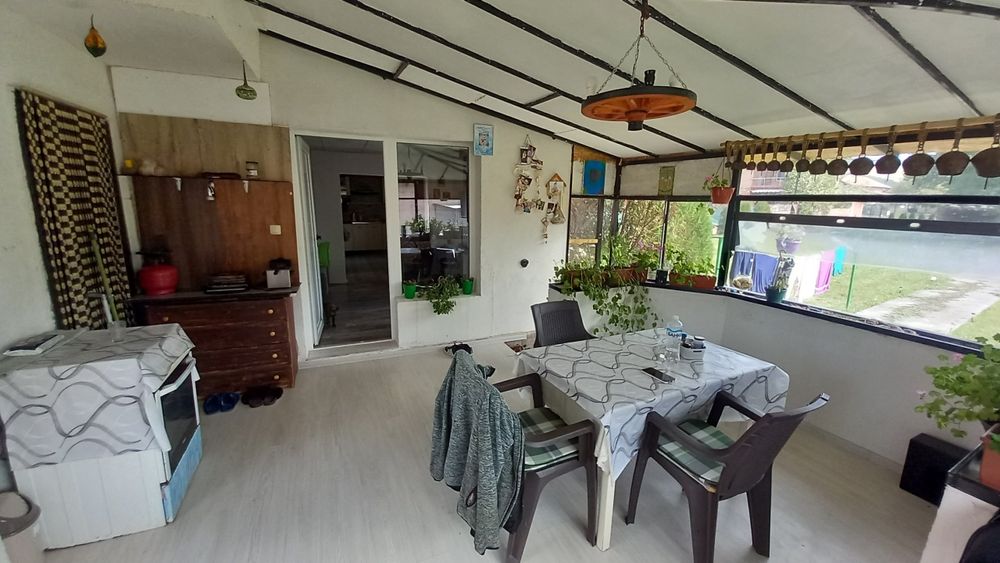 Къща с голям двор