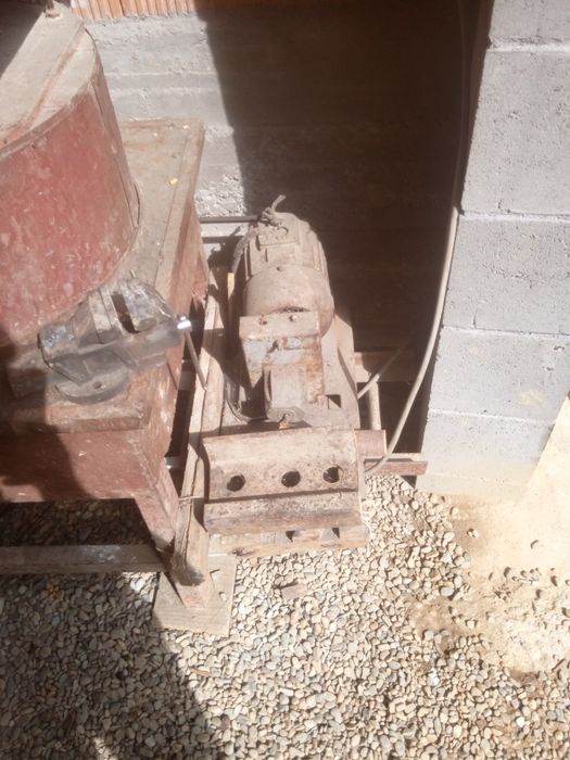 Vând moara cu pietre