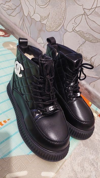 продам ботинки зимние на девочку