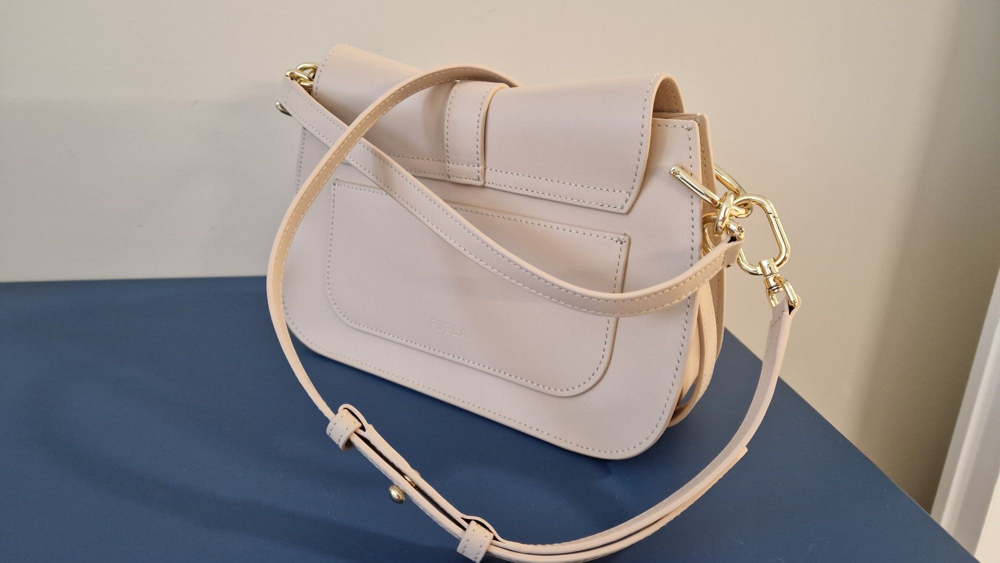 Прекрасна Furla Flow