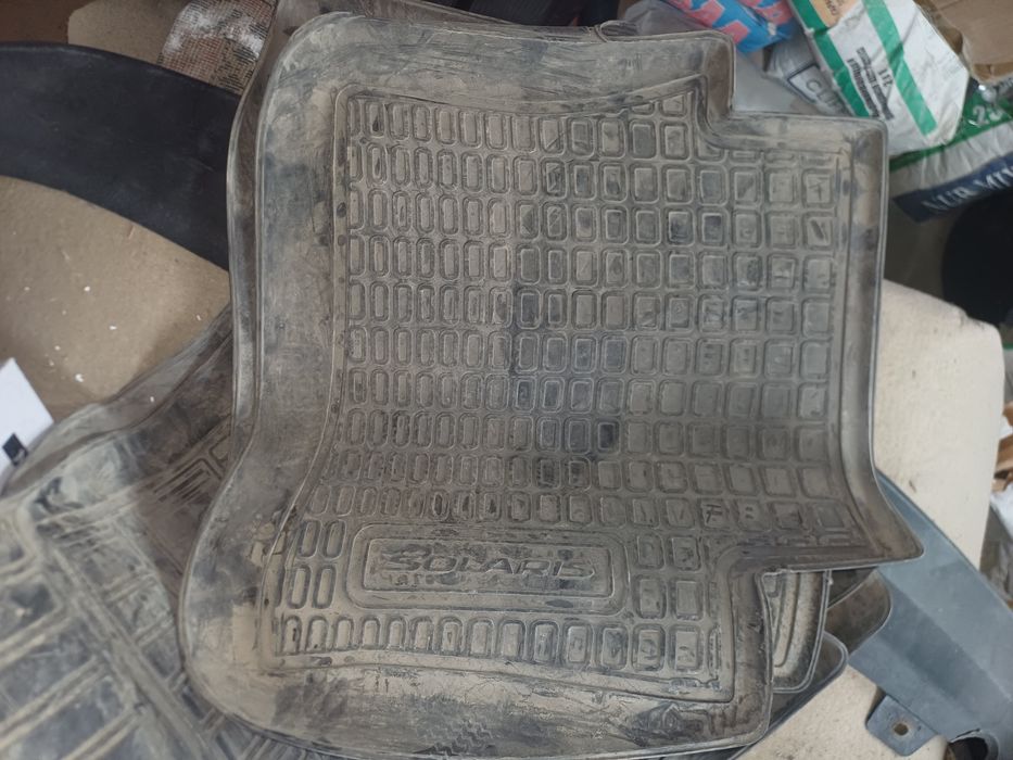 Продам резиновый полик для авто и подномерник