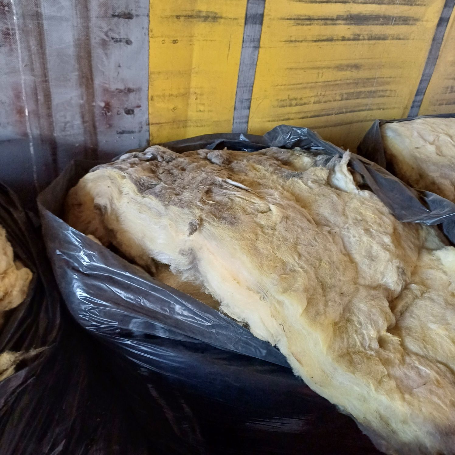 Vând vată minerală ce se vede în poză
