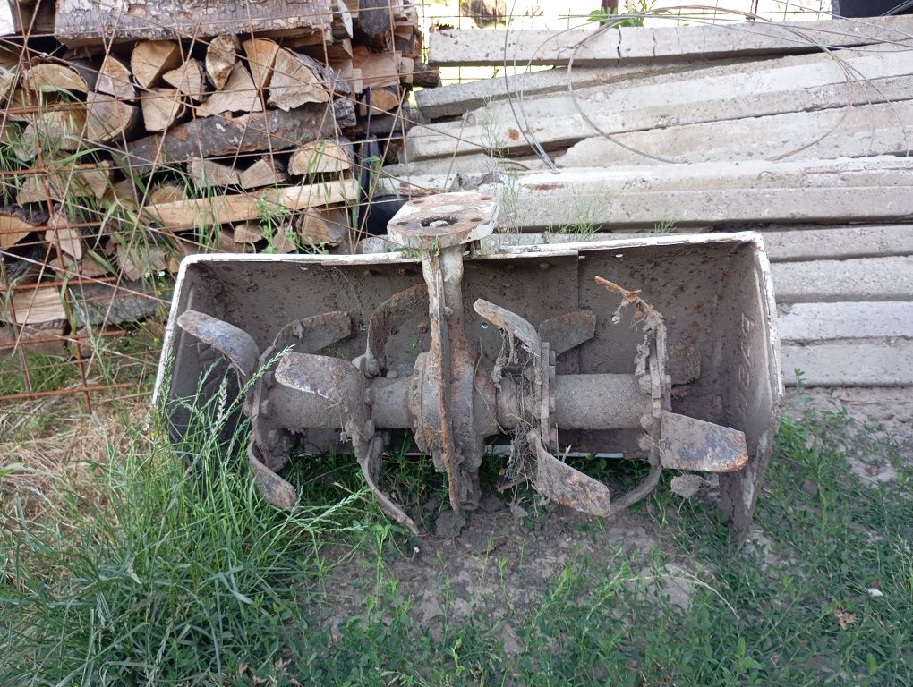 Vând motocultor cu remorca, freză și prășitoare