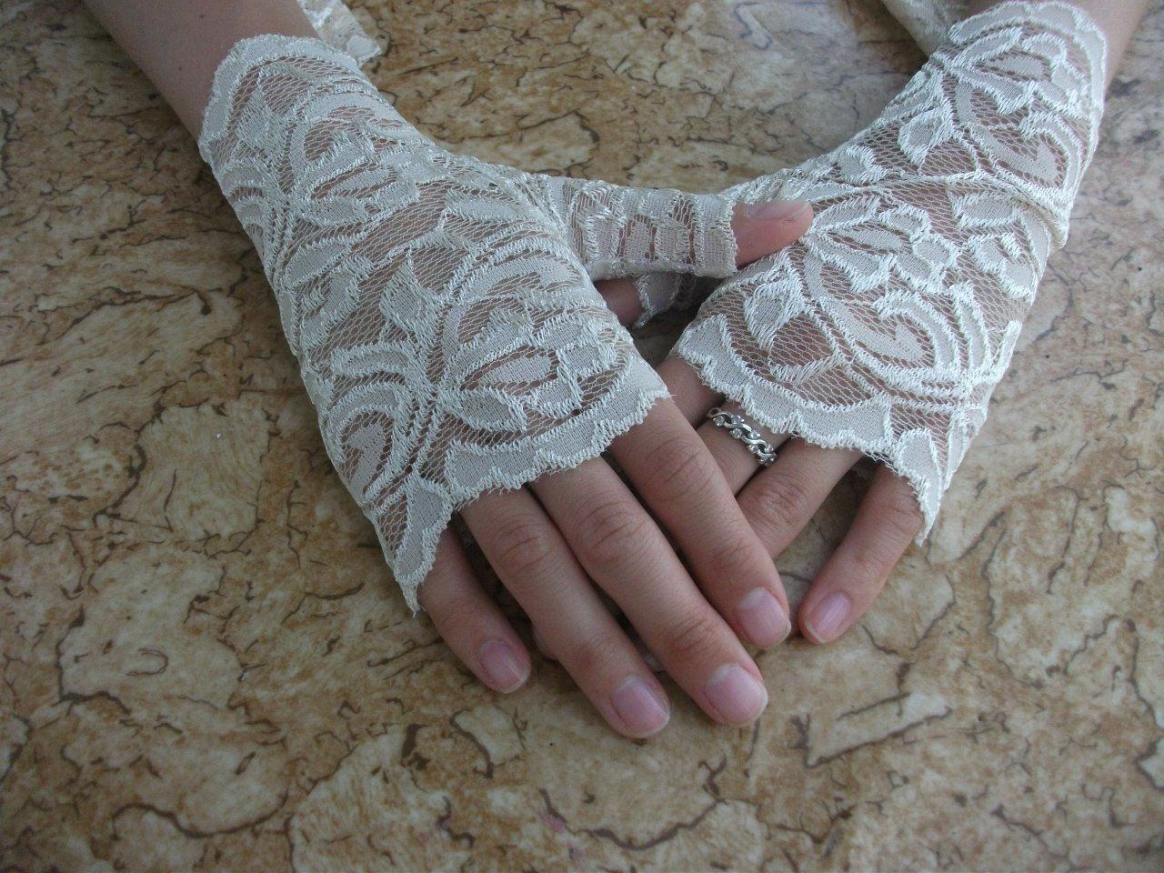 Митенки из кружевного гипюра