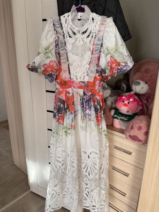 Красивое,ажурное платье в цветочек размер 42-44