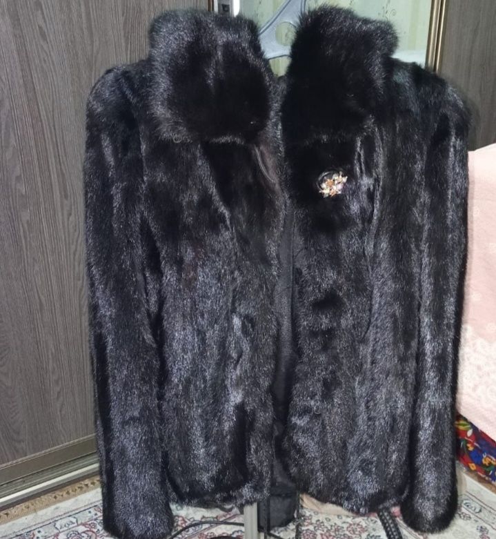 Продам норковую шубу, короткую, с капюшоном.