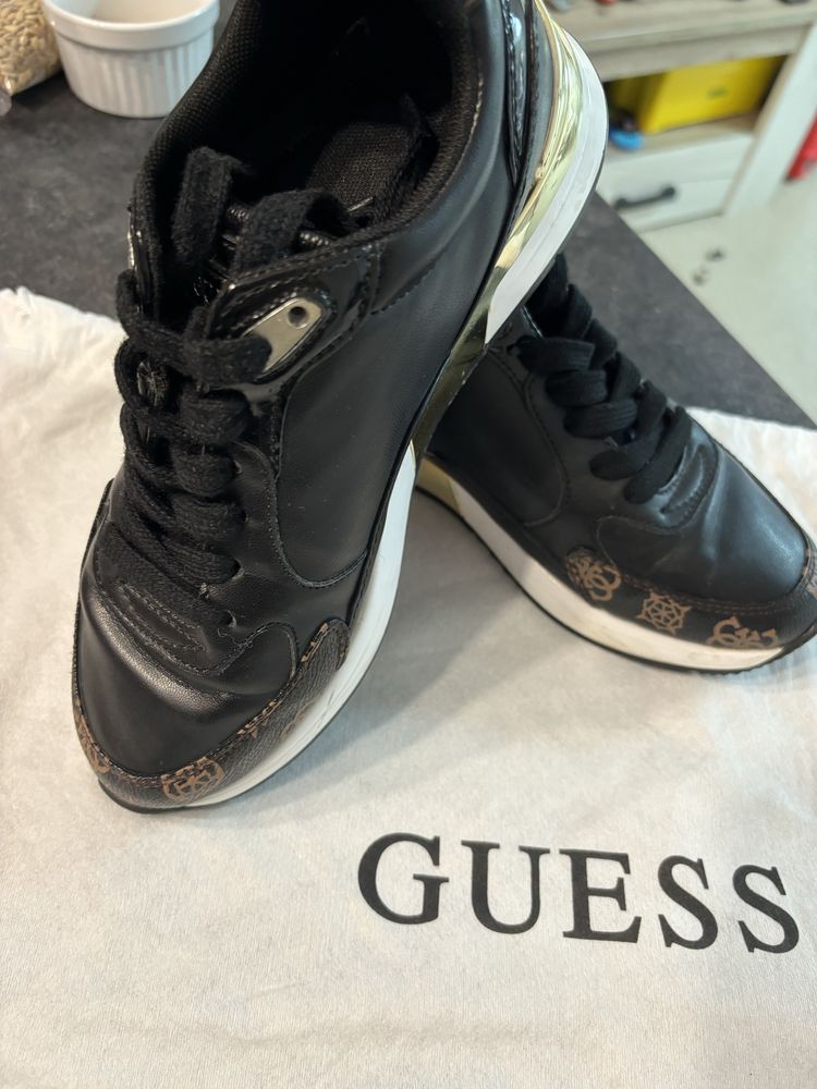 Обувки Guess