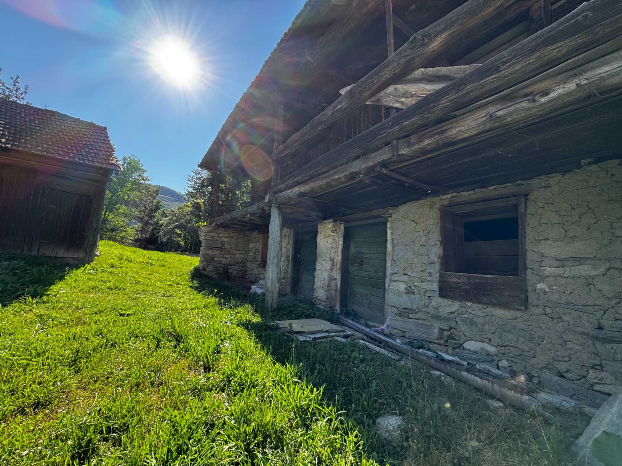 Casa de lemn cu teren 1.000 Mp in centrul satului URIC