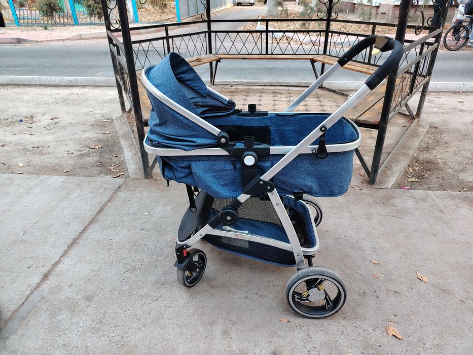 Коляска в хорошем состоянии. Удобная маленькая лекая.