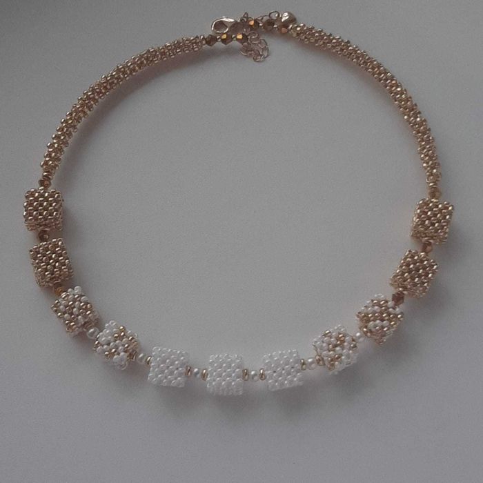 Колье из бисера для вечернего наряда и хорошего настроения