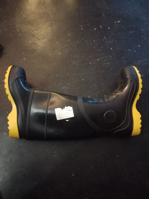 Продам сапоги новые размер39.