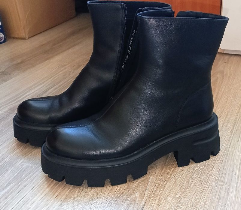 Боти с дебела подметка. 40 номер но леко уголемени. Обувани веднъж.