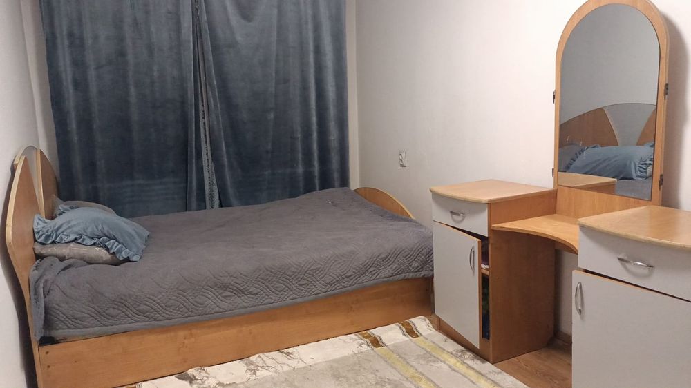 Продам спальный кроват с тумбами