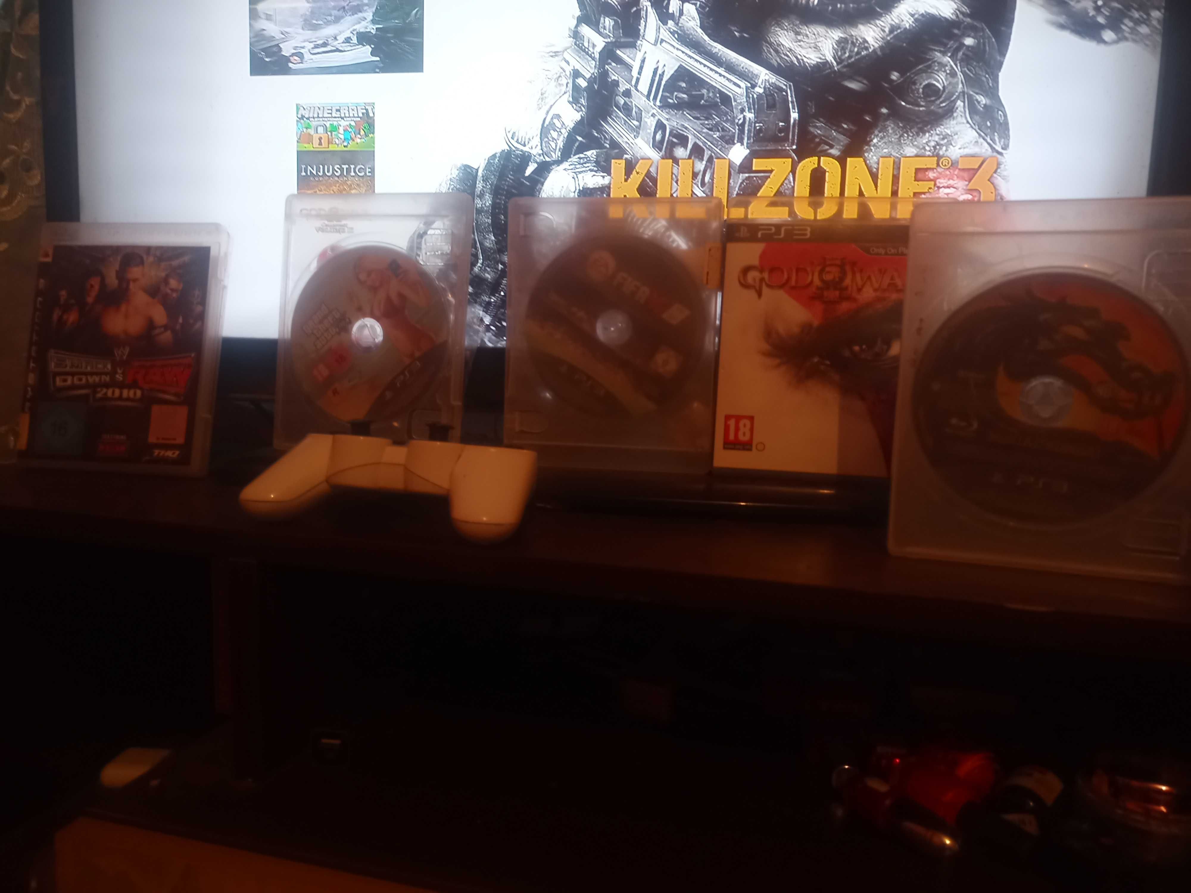 Playstation 3 sas 8 vgradeni igri i 5 disketi + jostik i zarqdno