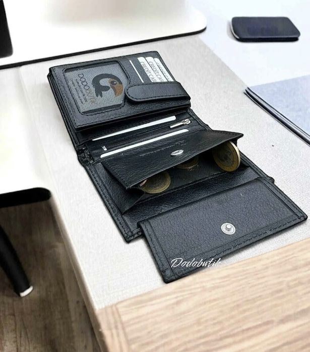 Черен портфейл с естествена кожа