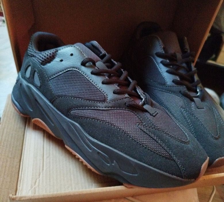 Продаются Кроссовки Adidas Yeezy 700