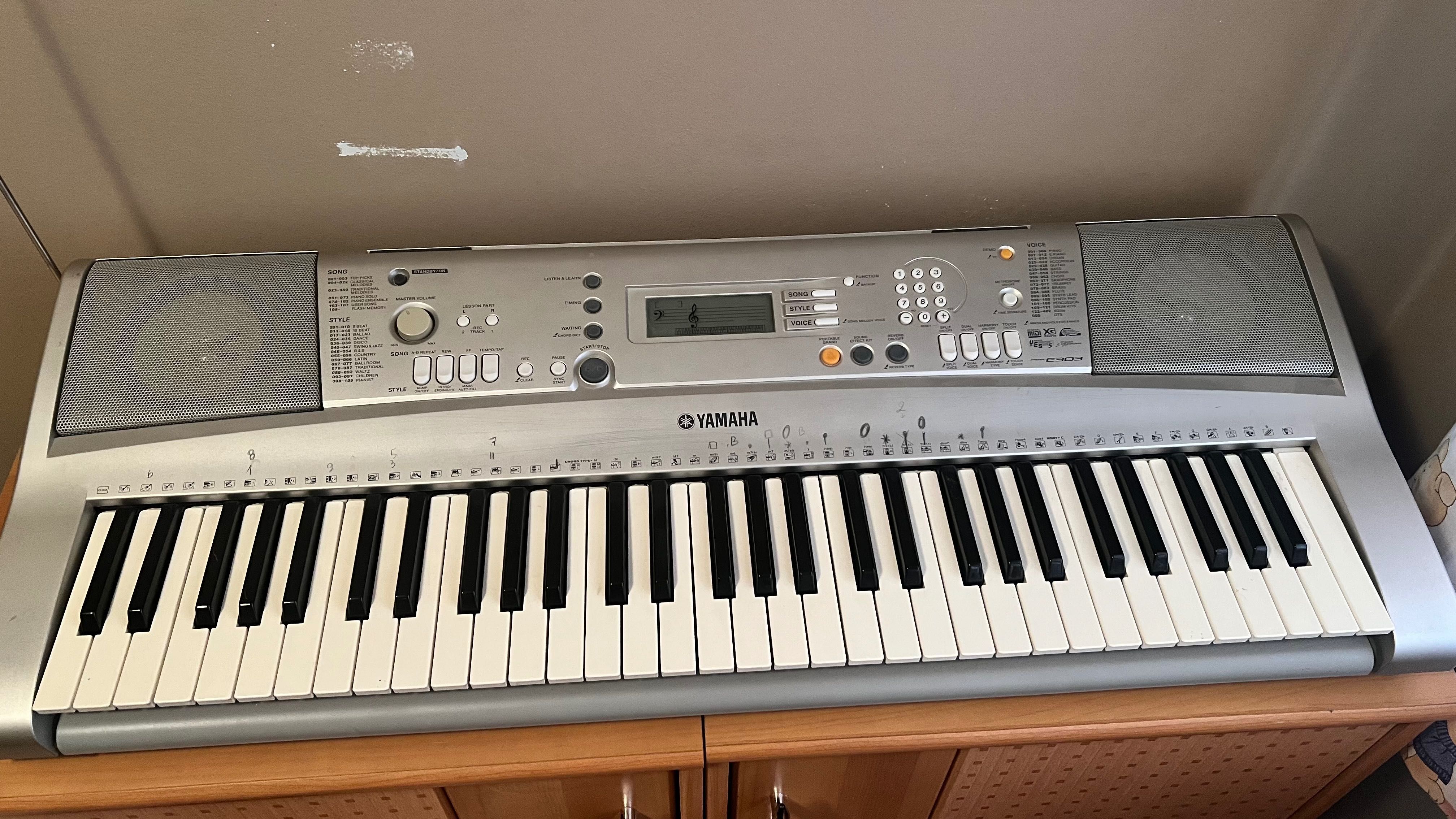 Синтезатор Yamaha PSR E-303