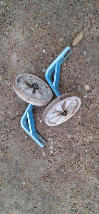 Bicicleta fetita cu roti ajutatoare