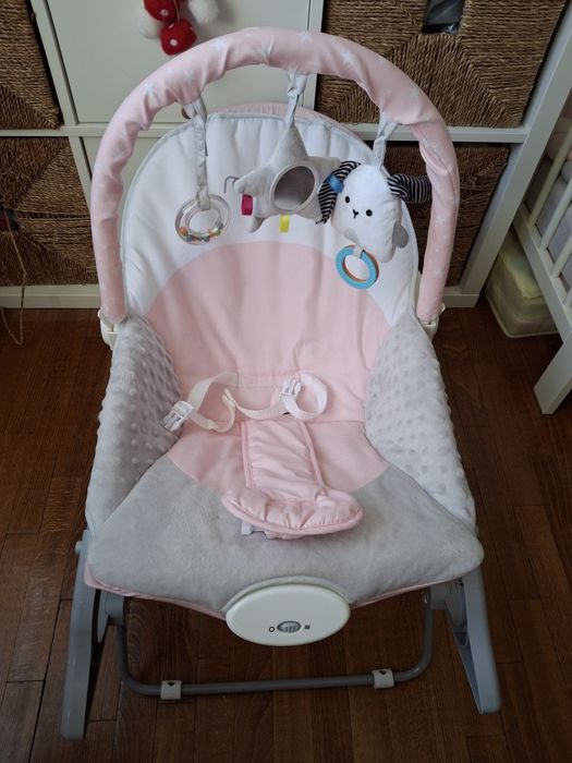 Balansoar multifunctional cu vibratii si 3 jucarii Nukido Panda Roz