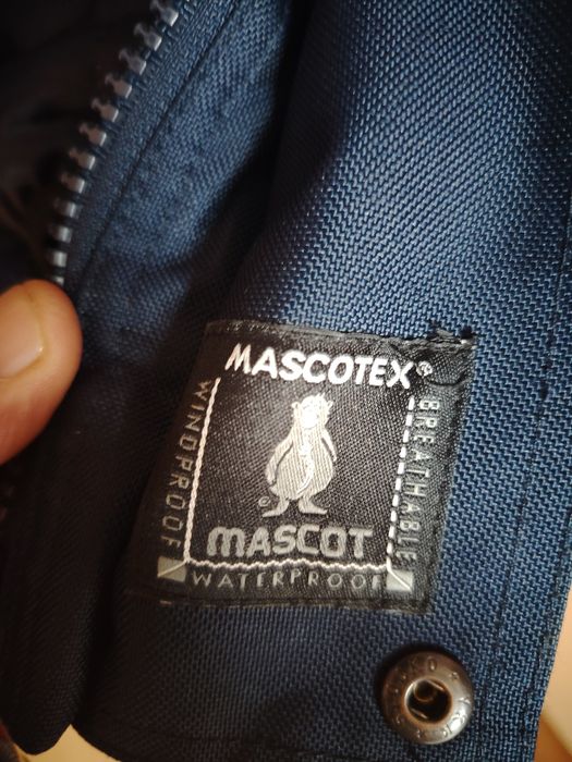 Vînd 2 geci bărbați toamna -iarnă Mascot mărime XL - preț 250- 300 buc