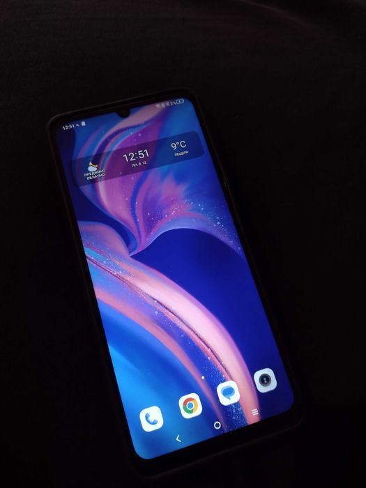 TCL 505 Телефон със супер издръжлива батерия.