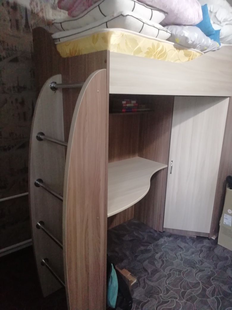 Кровать двухярусная, стол +шкаф