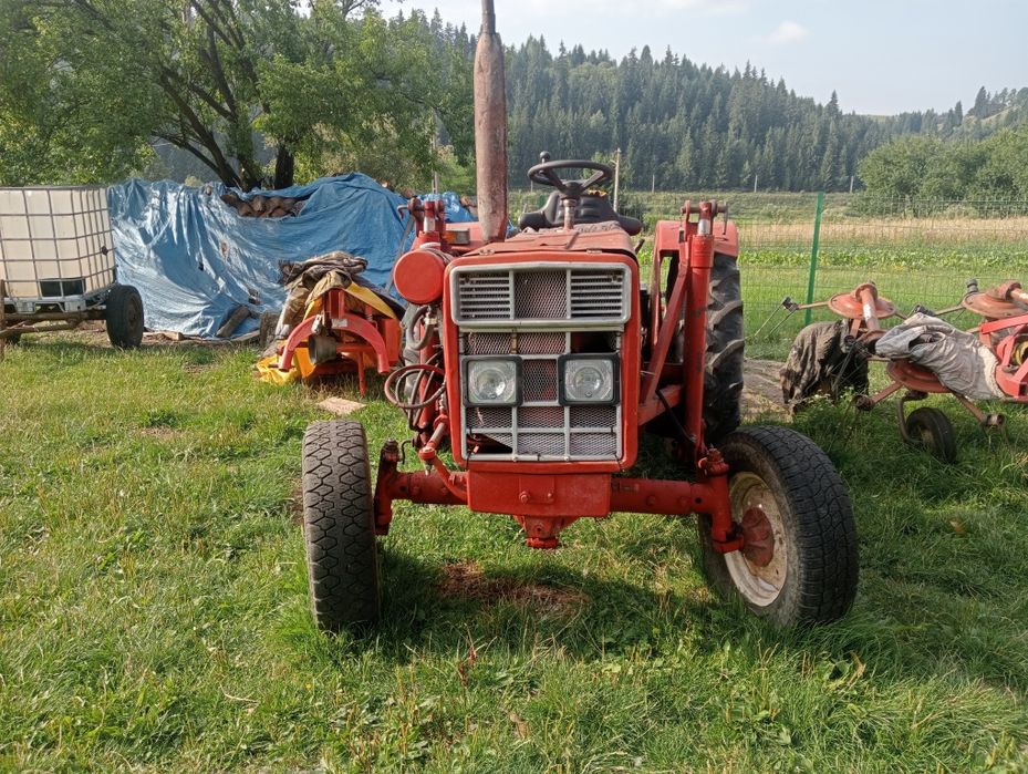Vând Tractor International 383
