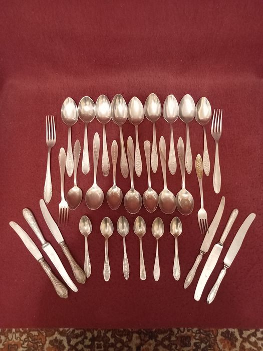 Мельхиоровые и стальные ложки, ножи.