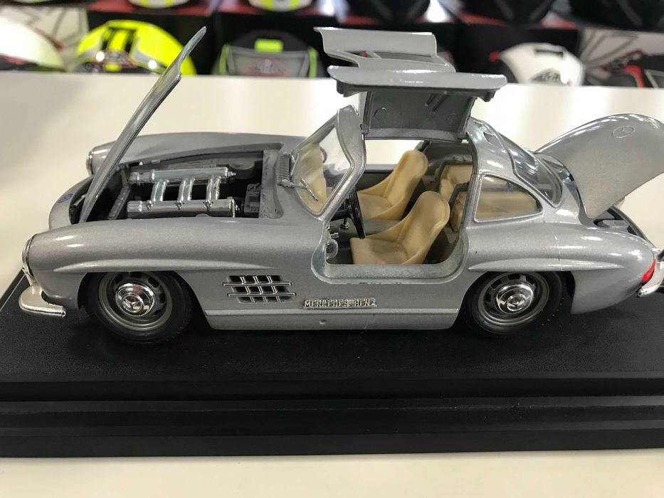 BURRAGO  нова метална колекционерска количка MERCEDES 300SL 1:24