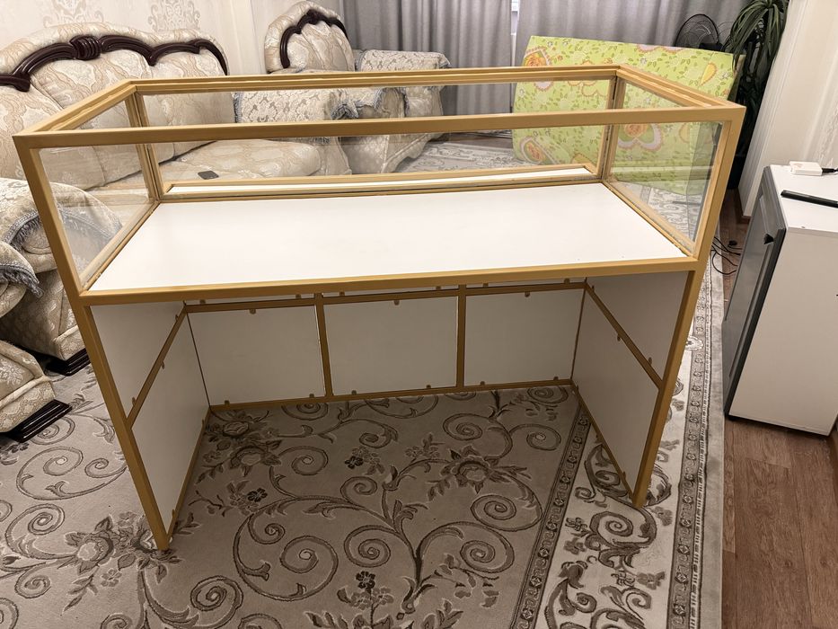 Продам ресепш-витрина и стеллажи