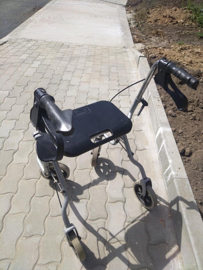 Проходилка ролатор/сгъваема/със седалка.
Здрава без забележки.
Сгъва с