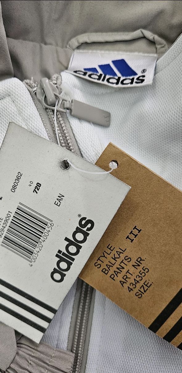 Фирменная тёплая демисезонная куртка adidas.