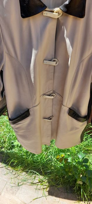 Haină de piele naturală.