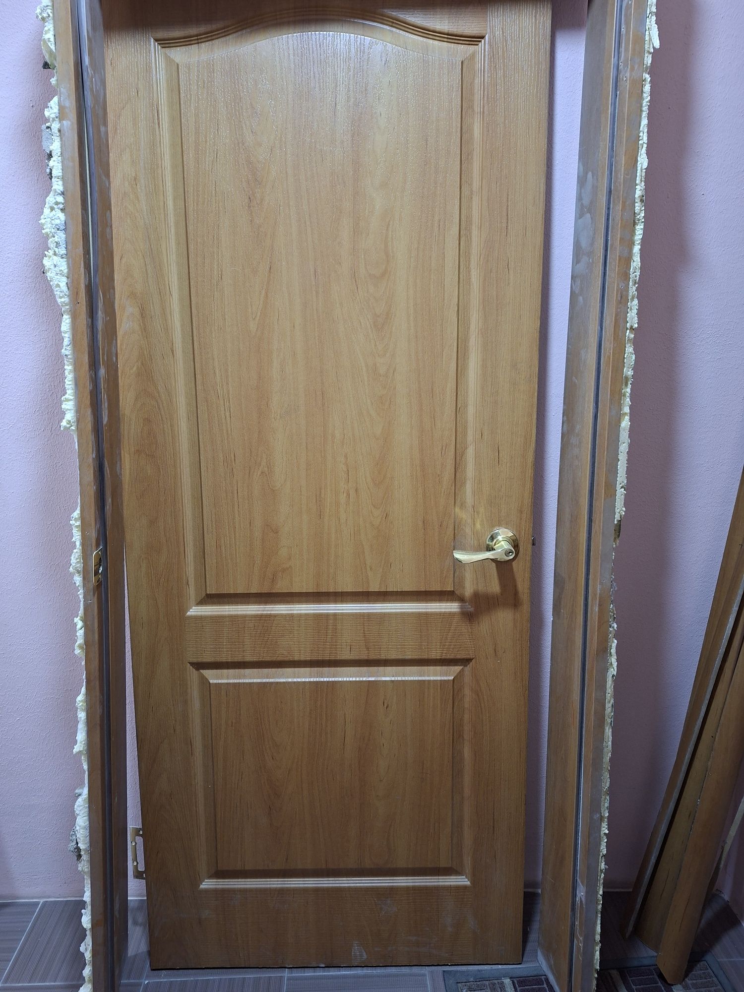 Продам дверь межкомнатную б/у цвет вишня