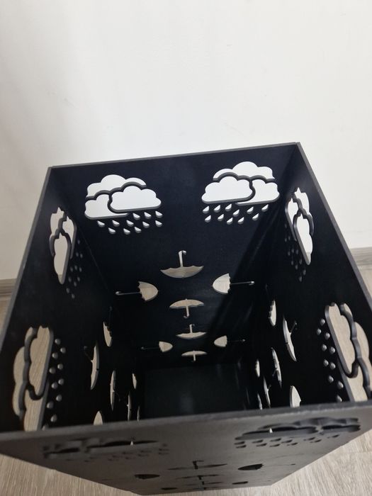 Модерен  чадърник - Здрава желязна конструкция, пространство спестяващ