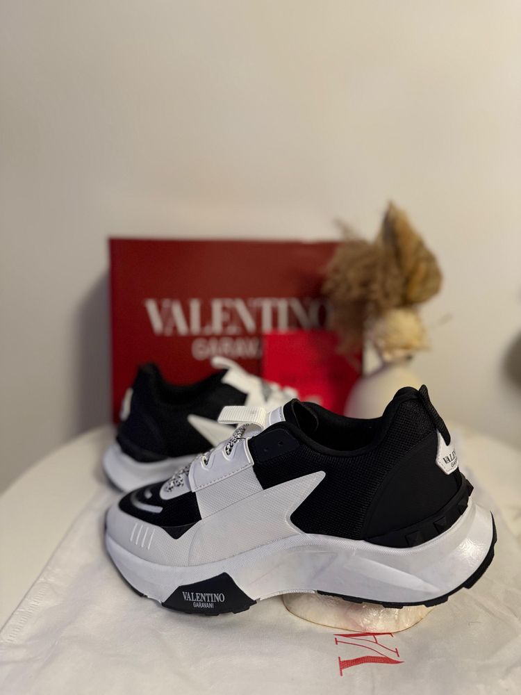 Adidasi Valentino Garavani True Act