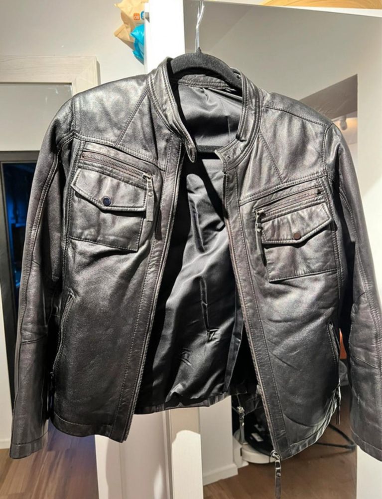 Geaca de piele neagra