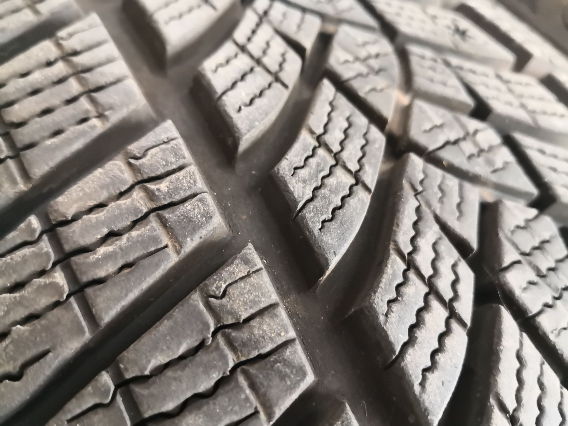 215 60 17 цола гуми като нови Goodyear