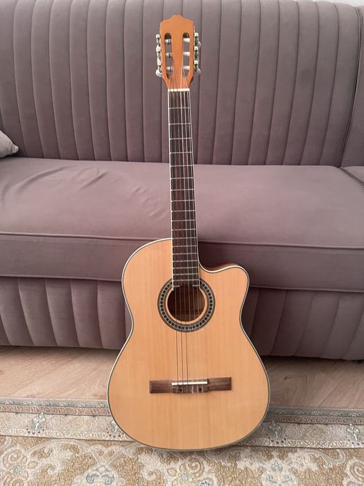 продаю классическую гитару для новичков