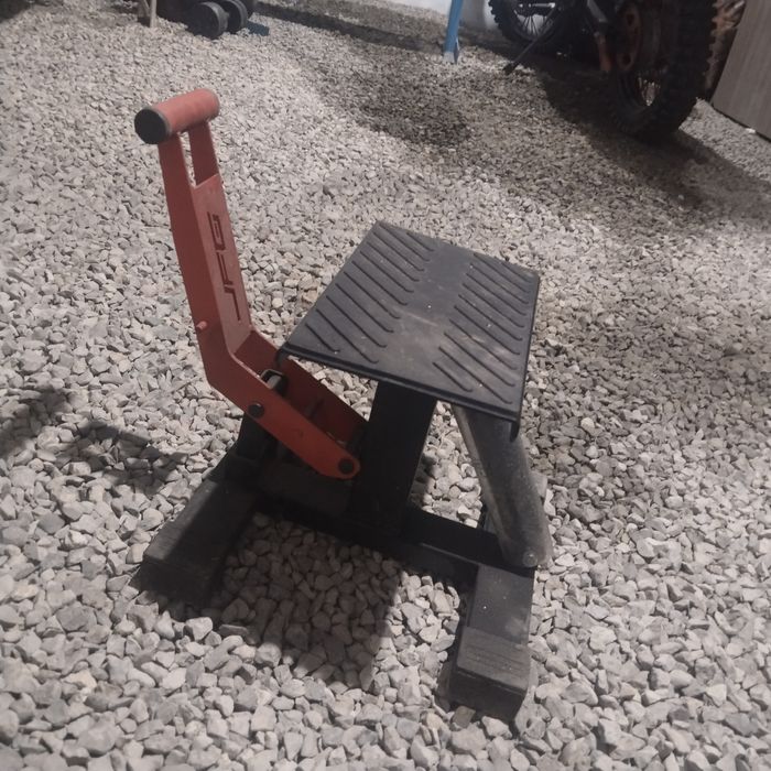 Продам домкрат для эндуро и глушитель на скутер